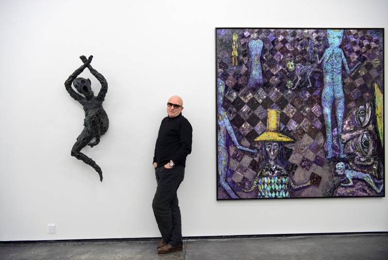 Kjell Erik Killi-Olsen er tilbake med separatutstilling i Norge etter syv års pause. Utstillingen i Galleri Brandstrup teller både malerier og skulpturer, og Dagsavisens anmelder er begeistret av spennet kunstneren trekker opp mellom det lyse og det mørke. 