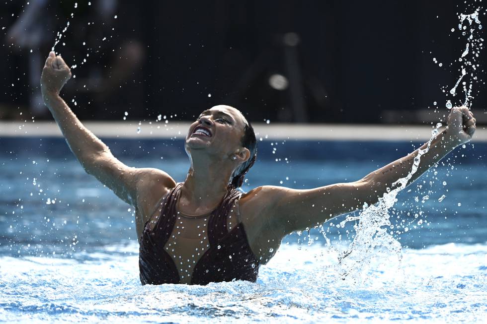 Anita Alvarez måtte hentes ut av bassenget under sin solokonkurranse i VM i svømming i Budapest onsdag. Foto: AP Photo / Anna Szilágyi.