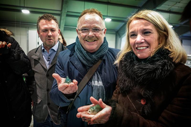 Fiskeriminister Per Sandberg (Frp) og Stavanger-ordfører Christine Sagen Helgø (H) fikk holde Rognkjeks, fisken som spiser lakselus. Forhåpentligvis skal havbruksparken ta havbruksnæringen til nye høyder. Foto: Roy Storvik