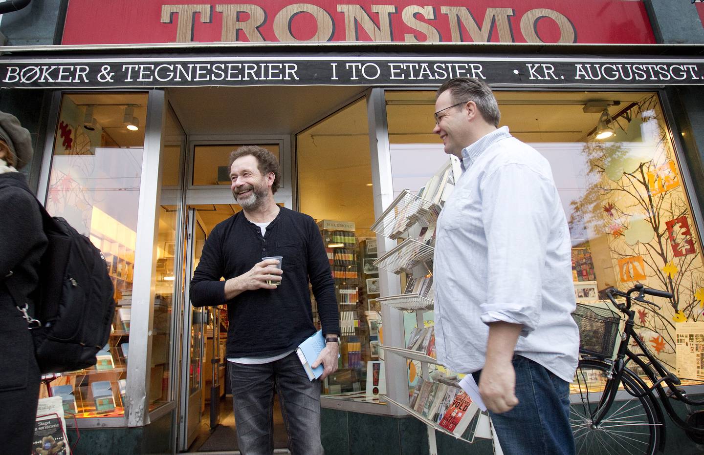 Per Petterson på Tronsmo Bokhandel, 2012, med bokhandler Terje Thorsen til høyre.