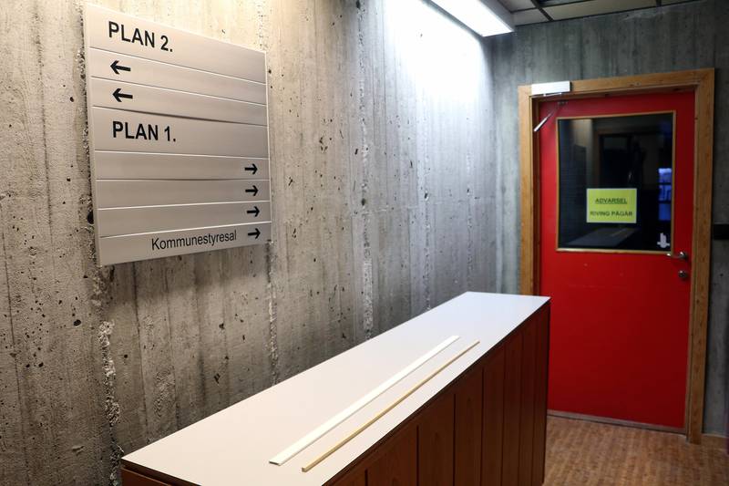Kommunestyresalen i Finnøy rådhus er under ombygging. Ombyggingen fra rådhus til servicekontor og innbyggertorg er i gang. Helsestasjonen består. 	Foto: Stein Roger Fossmo