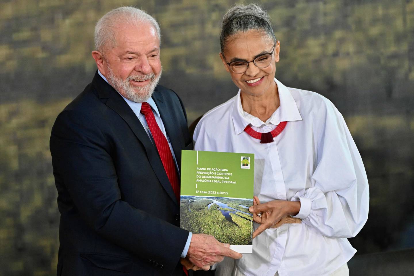 Brasils president Luiz Inacio Lula da Silva og miljøminister Marina Silva la 5. juni fram en plan for hvordan man skal stanse avskoging av Amazonas.