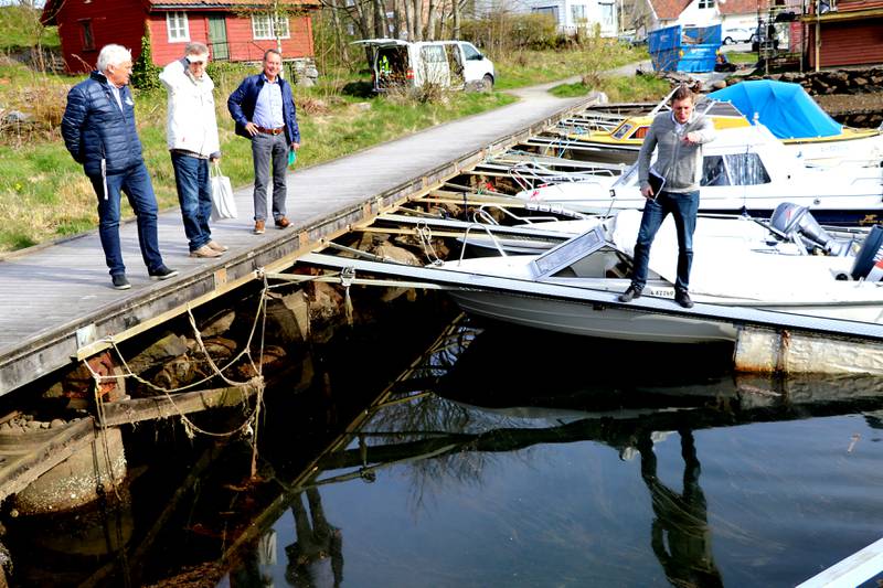 Dag Mossige (Ap) tok onsdag en nærmere titt på forholdene i småbåthavnen i Litle Dusavika. Til venstre står leder for Dusavik båtforening Egil Olsen, Arild Vøllestad og Knut Maubach. Foto: Arne Birkemo