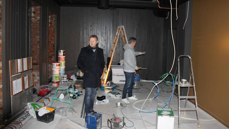 Mye jobb gjenstår før baren kan åpnes, slår Tom Wivegh (t.h.) og Morten Eriksen fast.