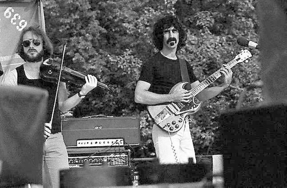 Frank Zappa på sitt første besøk i Norge, på Kalvøya i 1973, med fiolinisten Jean Luc Ponty. FOTO: NTB SCANPIX