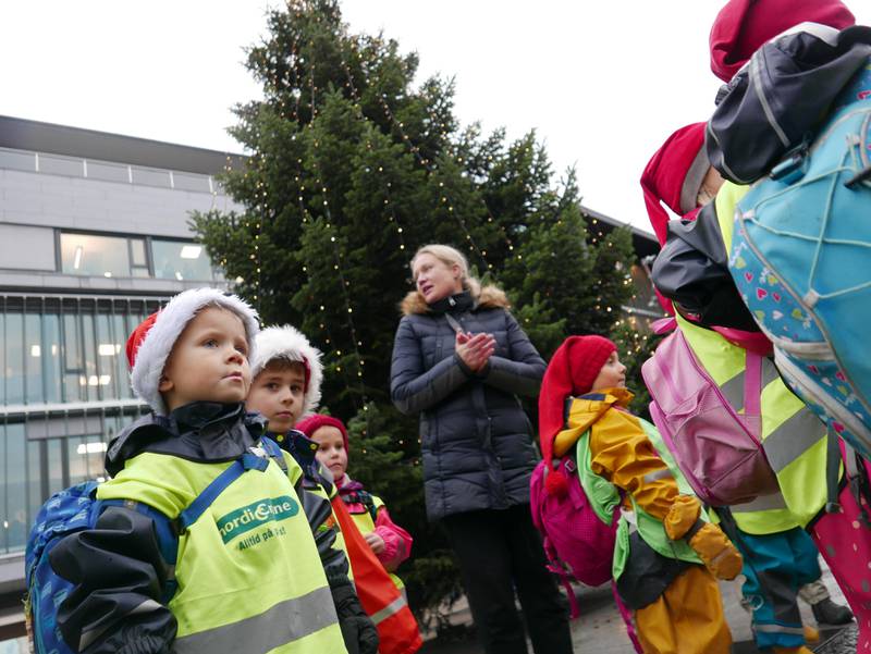 5-åringene Håkon (fra venstre), Leon og Linnea fra Veelstoppen barnehage i Tornes var blant 500 inviterte barnehagebarn som var med på å tenne julegrana på Stortorvet i Fredrikstad torsdag.