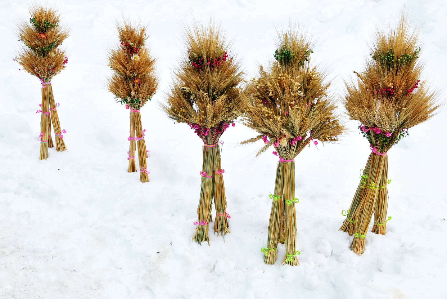 Julepynten didukh symboliserer ønsket om en rik avling for det kommende året. Det sies også at åndene til husstandens forfedre tar bolig i pynten i løpet av julen.