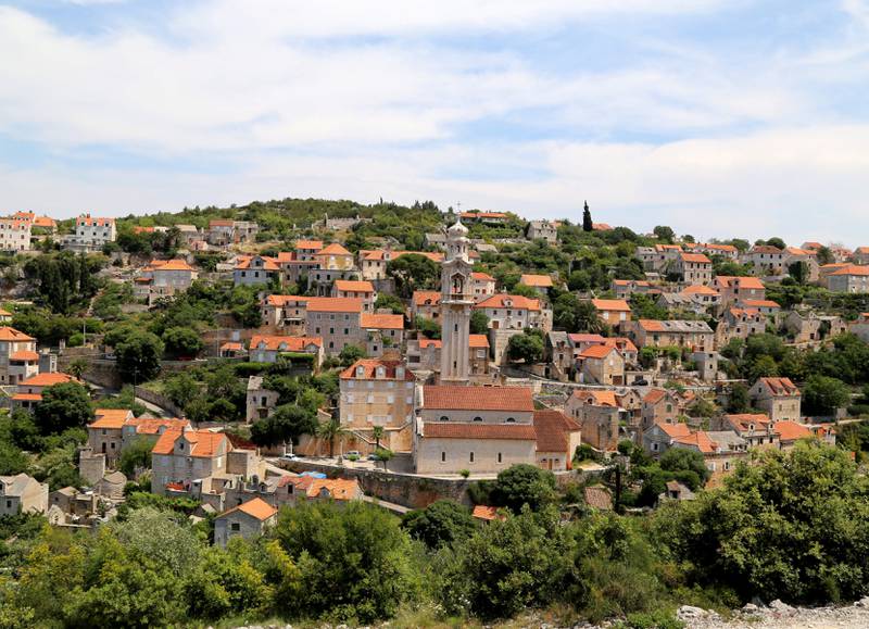 IDYLL: Lozisce er en av mange landsbyer som klamrer seg til Bracs fjellvegger.