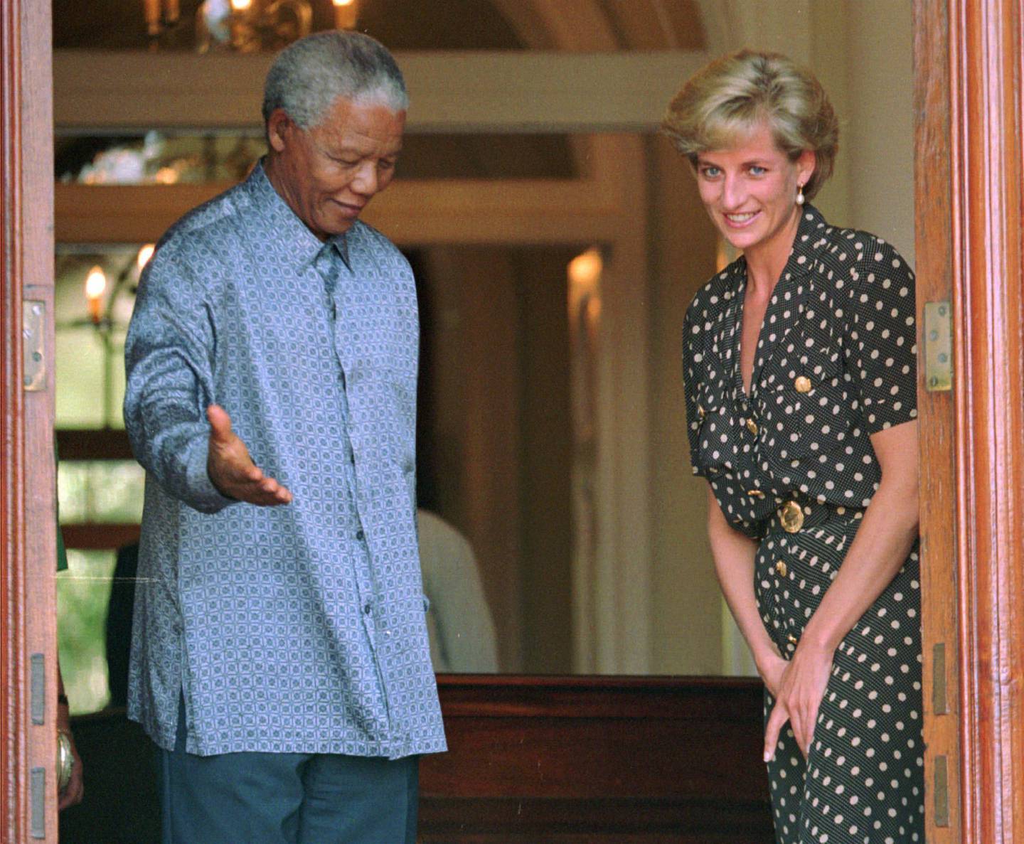Den sørafrikanske frihetshelten Nelson Mandela viser Diana veien da hun besøkte Cape Town 17. mars 1997. Prinsessen var på besøk hos sin bror Earl Spencer og avla Mandela, som da var president i Sør-Afrika, et høflighetsbesøk. 
Foto: Sasa Kralj / AP / NTB
