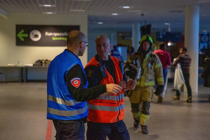 Børge Ruderaas (i midten) leder øvelsen på Moss lufthavn Rygge.