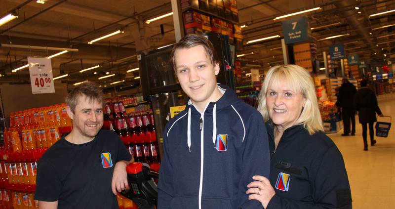 SUKSESS: Butikksjef Heidi Fouganthin i Nordby Supermarket roser de ansatte, deriblant Jonas Orell (t.v.) og Edvin Olofsson for innsatsen etter å ha rundet én milliard i omsetning.