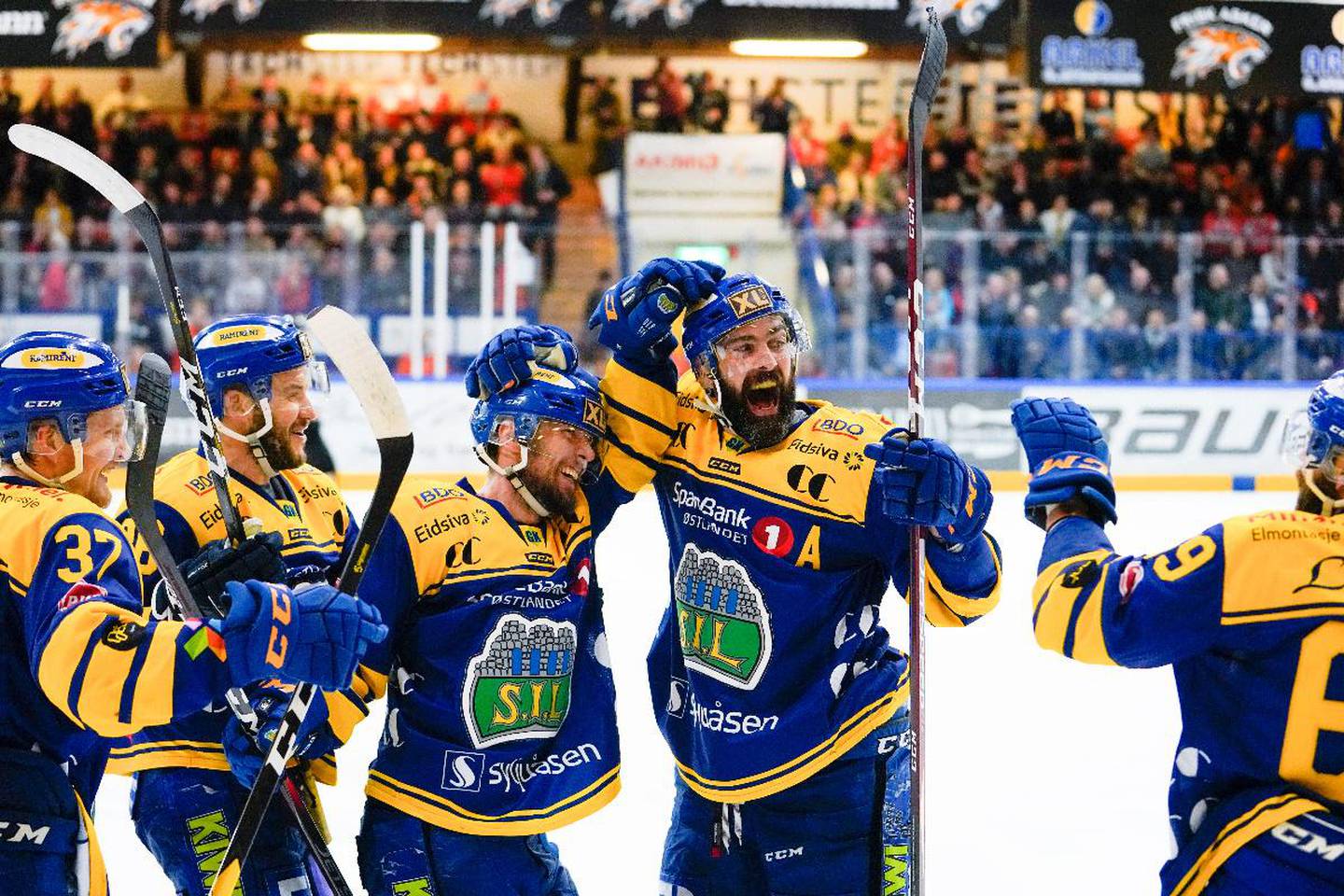 Storhamars Christian Larrivée jubler for sin 1-3-scoring under den fjerde finalen i NM-sluttspillet i ishockey mellom Frisk Asker og Storhamar i Askerhallen.