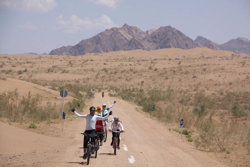 Sykler du gjennom Irans ørken Dasht-e Kavir, kan du oppleve både ville kameler og historiske landsbyer. FOTO: ADVENTURE IRAN