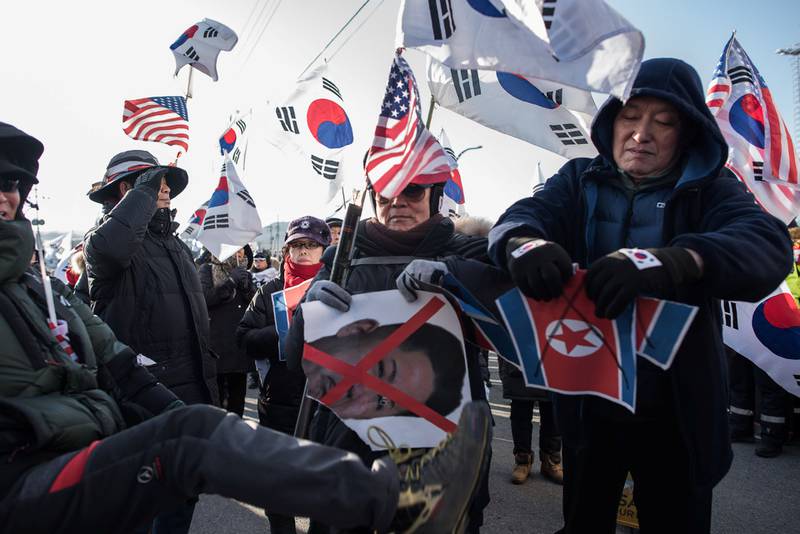 OL starter så smått i Pyeongchang i Sør-Korea i dag. I morgen går Nord- og Sør-Korea sammen under åpningsseremonien. Den felles deltakelsen har skapt protester i Sør-Korea der noen mener idrettsutøverne ofres og at Sør-Korea blir brukt i nordkoreansk propaganda.