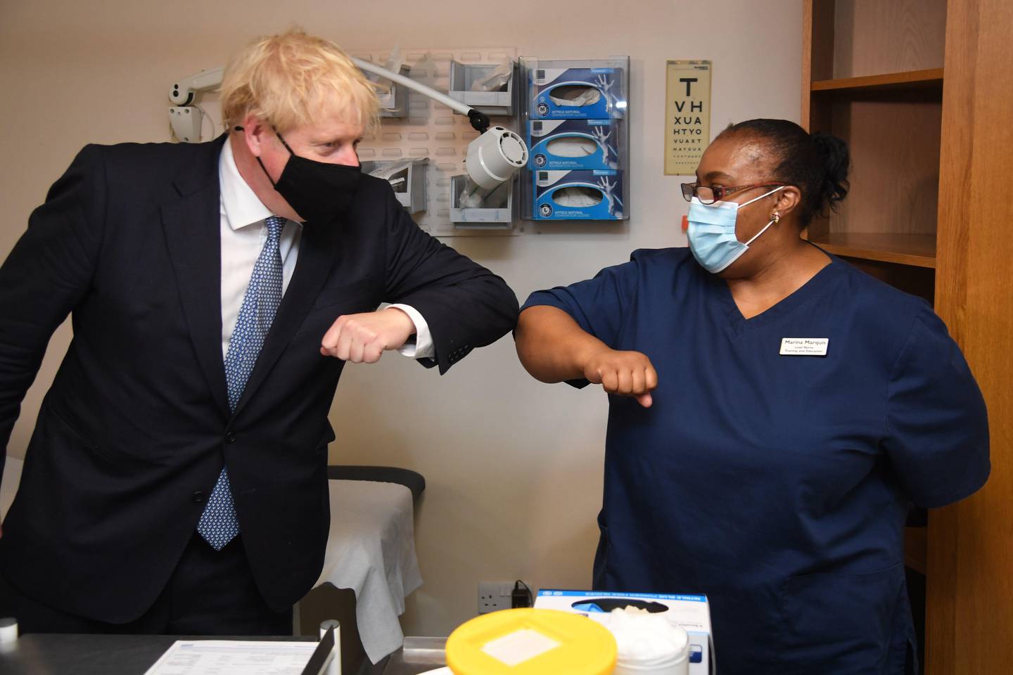 Britain's Prime Minister Boris Johnson bumps elbows with a staff member during his visit to the Tollgate Medical Centre in Becton, east London on July 24, 2020.. (Photo by Jeremy Selwyn / POOL / AFP)