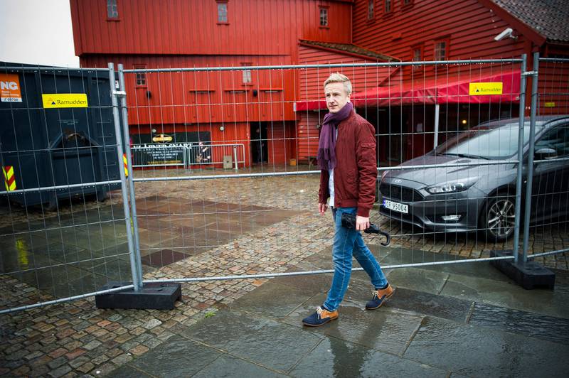 Jan Erik Søndeland (V) ønsker The Old Irish Pub bort fra Stavanger. To ganger i løpet av to uker har den nye puben i De Røde Sjøhus innkvartert sine arbeidere ulovlig. Fredag klistret de opp det Søndeland mener er ulvolig alkoholreklame. 