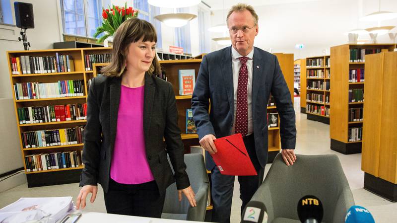 Rina Mariann Hansen (Ap) og Raymond Johansen (Ap) under onsdagens pressekonferanse der de offentliggjorde at de vil fortsette å bygge det nye hovedbiblioteket i Bjørvika. FOTO: TORE MEEK/NTB SCANPIX