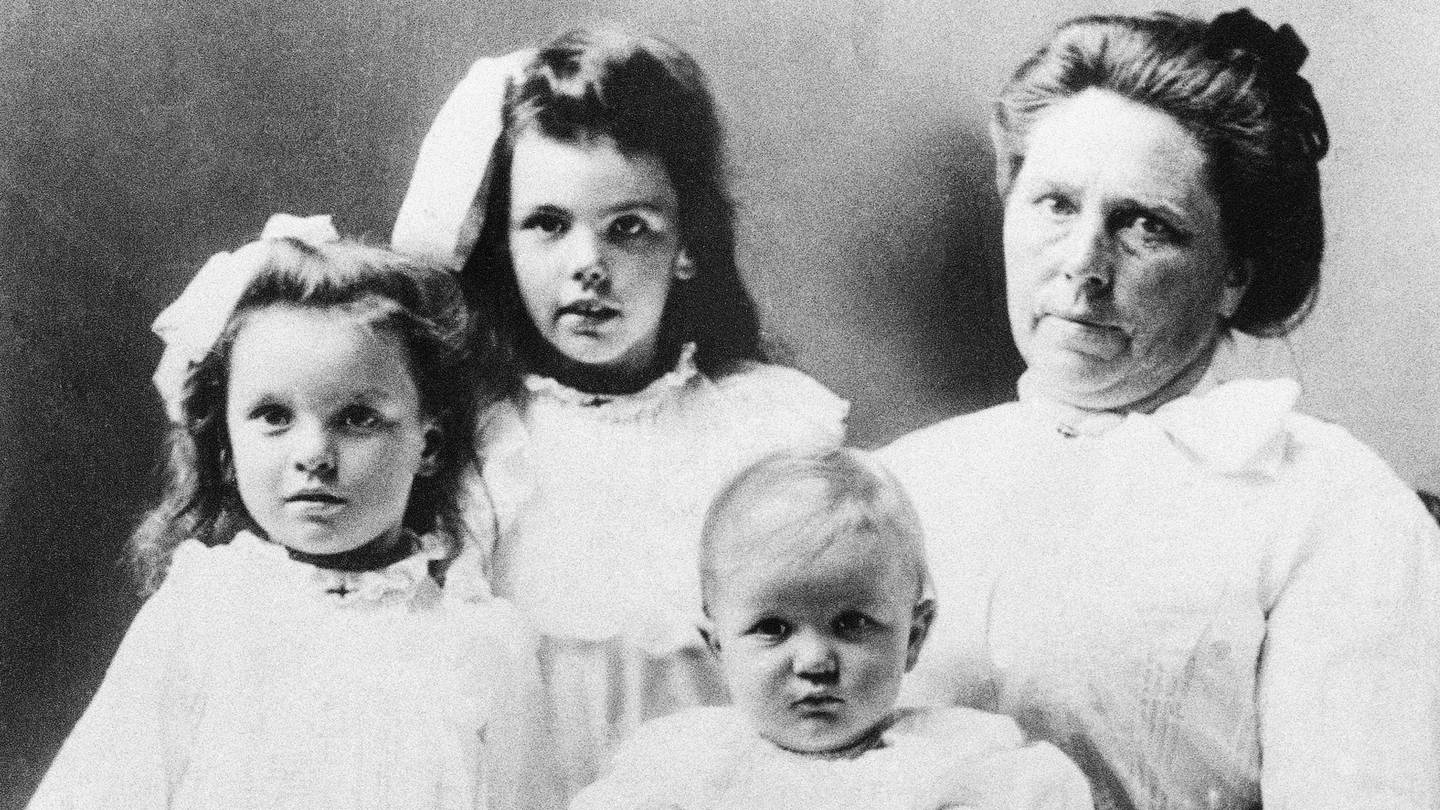 Belle Gunness med fosterbarna Myrtle, Lucy og Philip. De tre barna ble funnet døde i brannruinene etter Gunness' gård utenfor Chicago, og det spekuleres i at hun drepte dem før hun selv rømte og levde i skjul resten av sitt liv.
