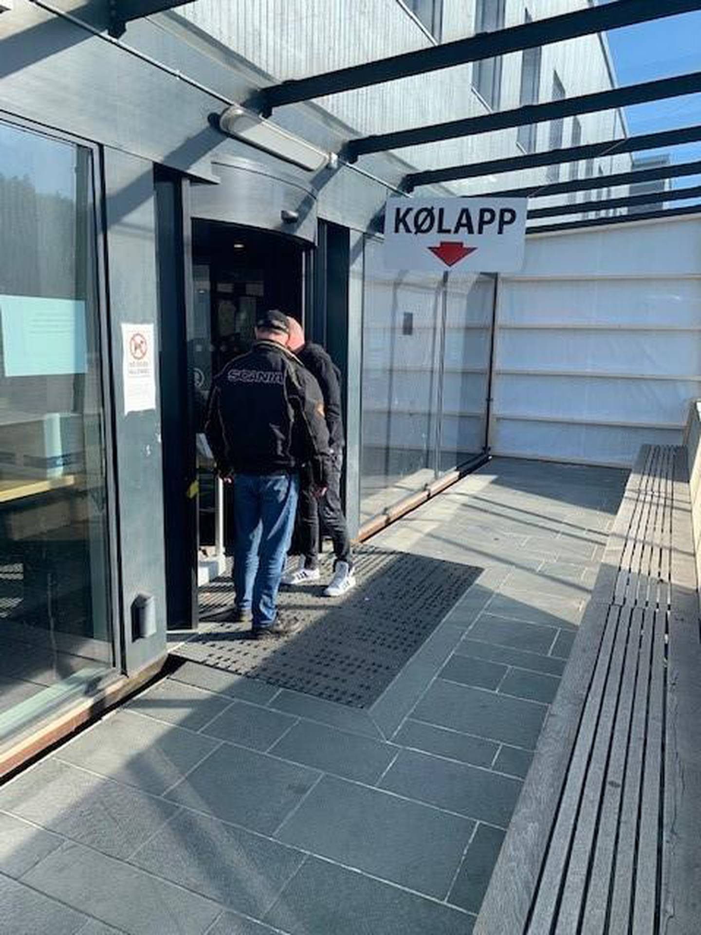 Kølapp-automaten ved ekspedisjonsavdelingen på Svinesund tollsted er flyttet utendørs som ett av flere smitteforebyggende tiltak. Varetransport-sjåfører må vente ute, slik at det ikke er mer enn 10 personer inne i lokalene til enhver tid.