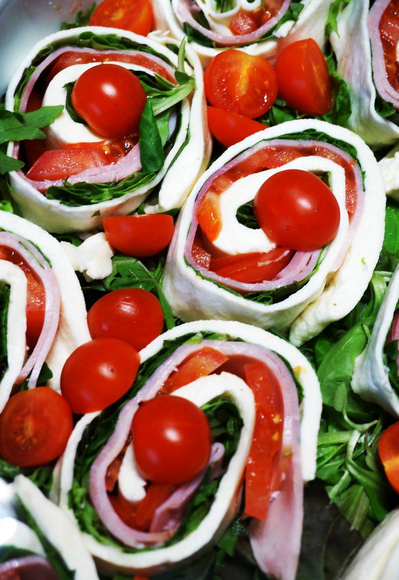 Wrap med mozzarella, basilikum og tomater. Fristende! FOTO: CHRSITINE BAGLO