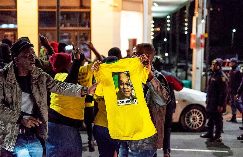 TILHENGERE: Zuma har fortsatt sine tilhengere på grasrota i Sør-Afrika. En del av dem stilte opp for å støtte ham i timene før han skulle i retten. 		FOTO: NTB SCANPIX