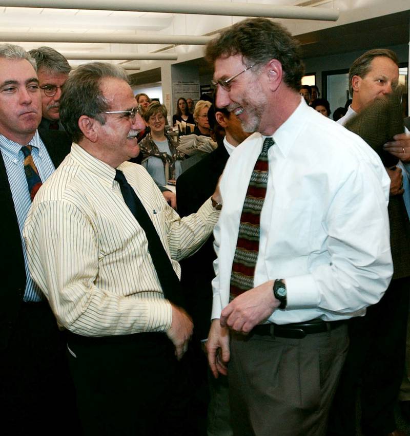 Boston Globes sjefredaktør Martin Baron (til høyre) gratulerer reporter Stephen Kurkjian med Pulitzerprisen i 2003. FOTO: NTB SCANPIX