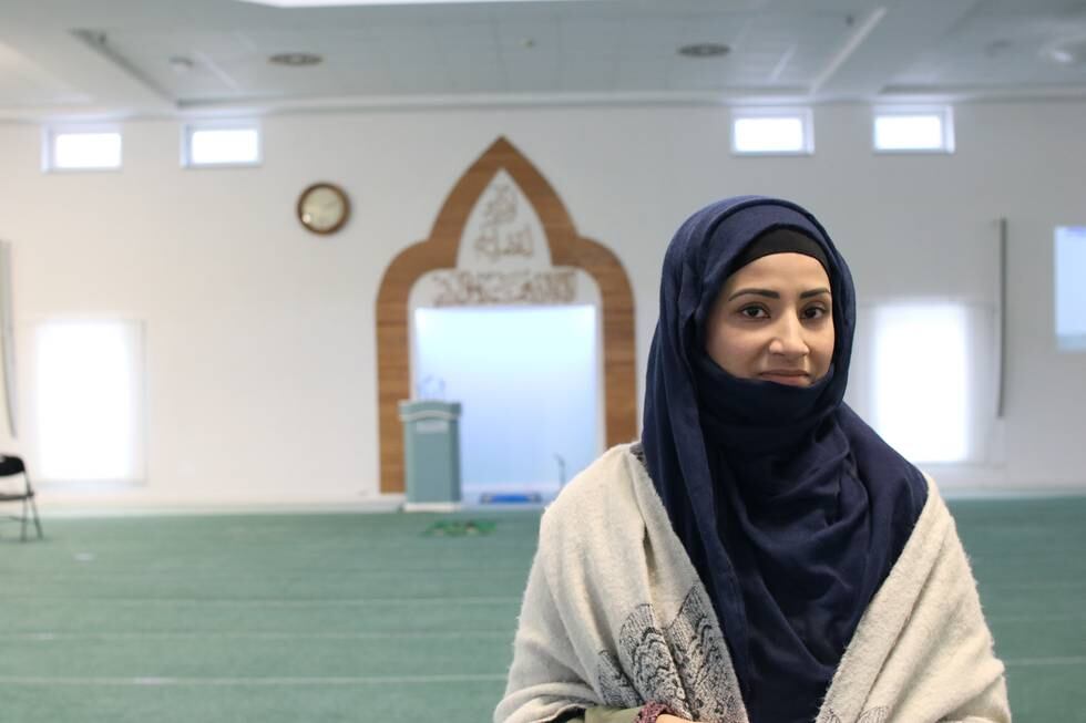 Nabila Anwar i moskeen på Furuset. Hun håper at flere kan få kunnskap om hvorfor muslimske kvinner velger å bruke hijab.