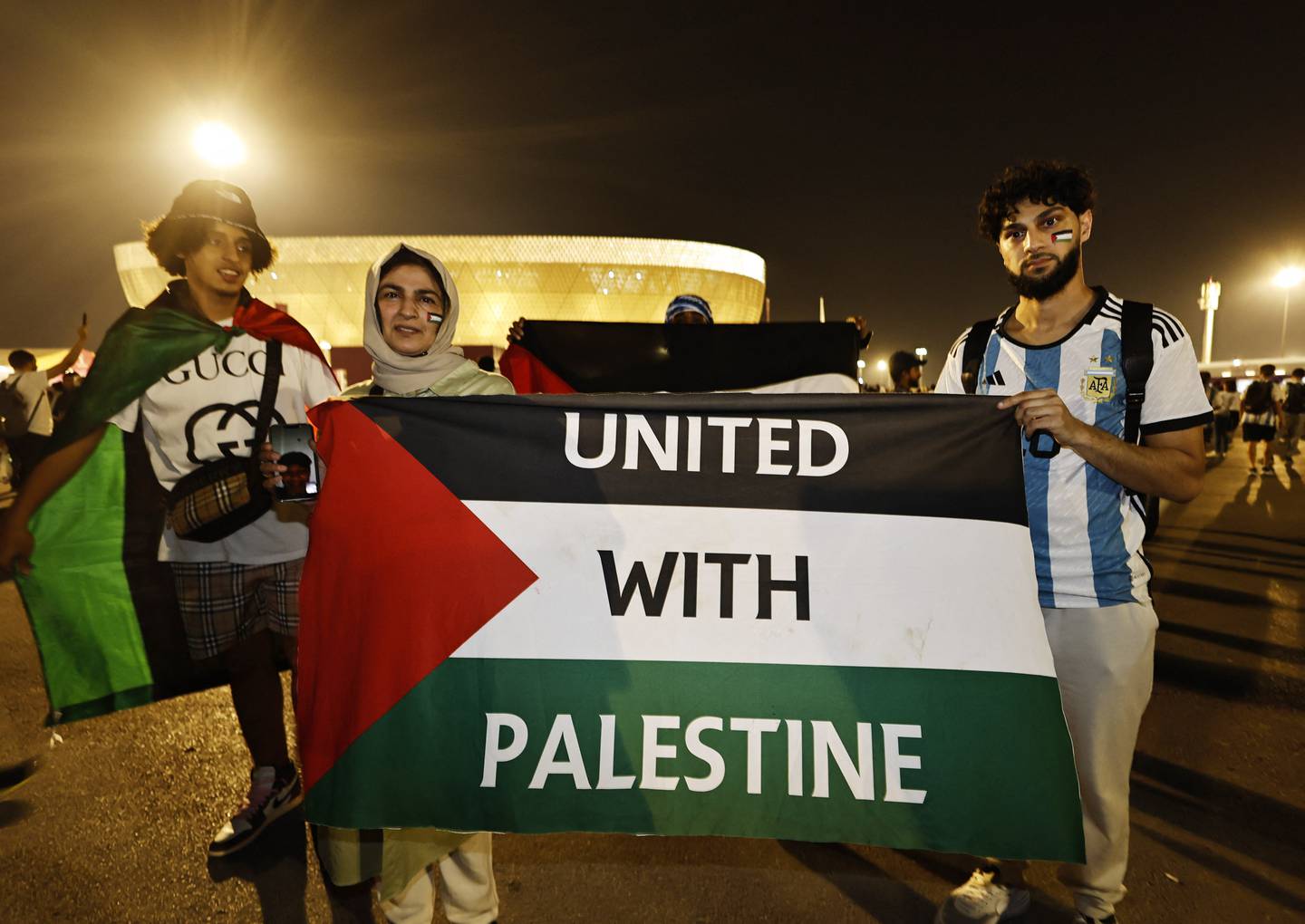 Også før semifinalen mellom Argentina og Kroatia tirsdag stilte fans opp med et palestinsk flagg, dette med påskriften "United with Palestine".