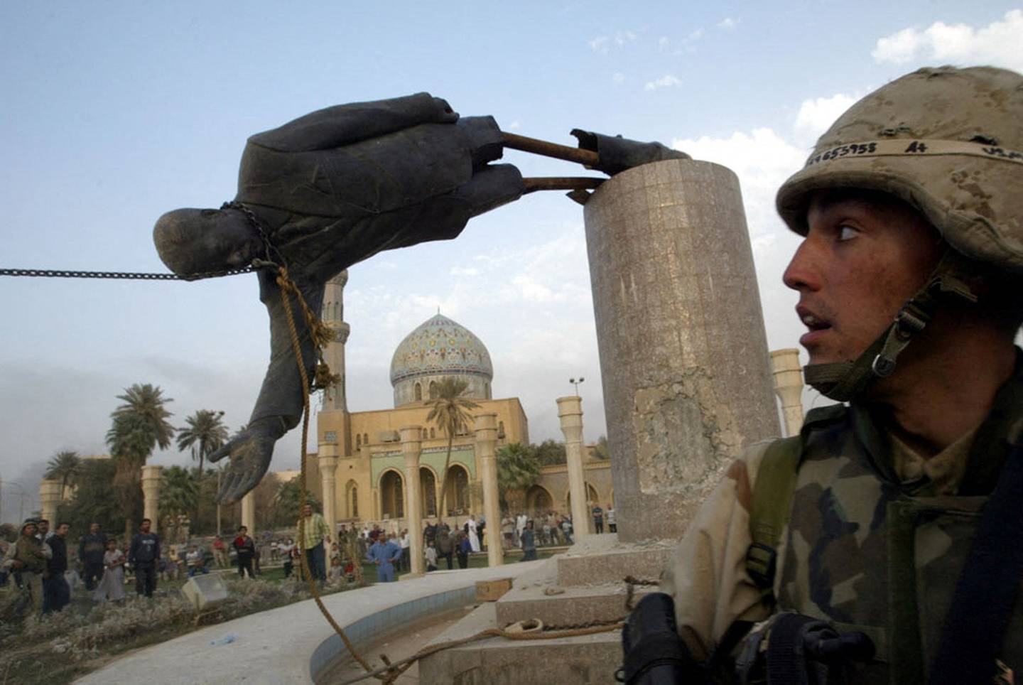Statuen av Saddam Hussein ble revet 9. april 2003.