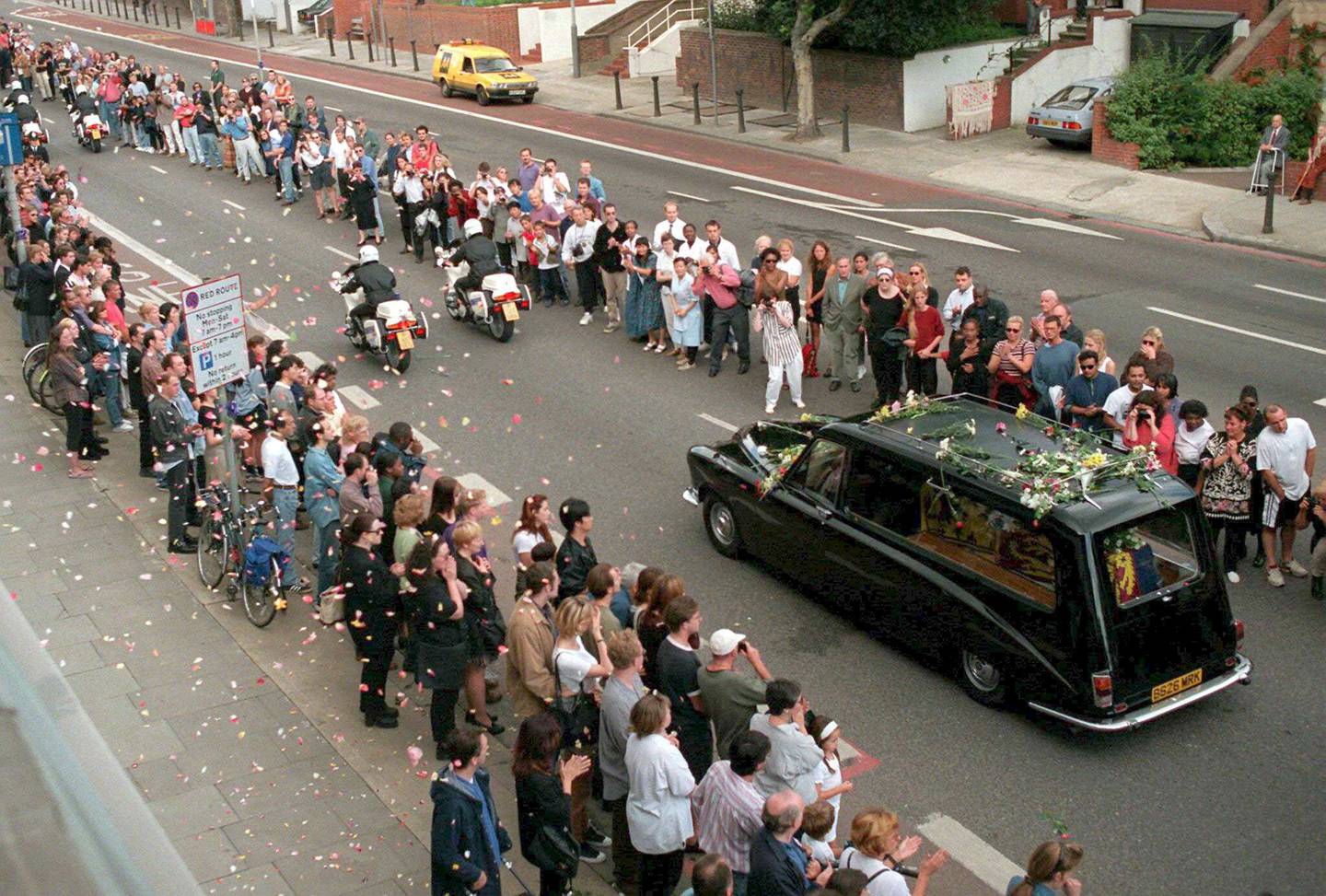 Flere tusen sørgende møtte opp da kista med Diana ble fraktet vekk etter begravelsen i London 6. september 1997. Her fra Finchley Road nord i London. 
Foto: Neville Elder / AP / NTB

