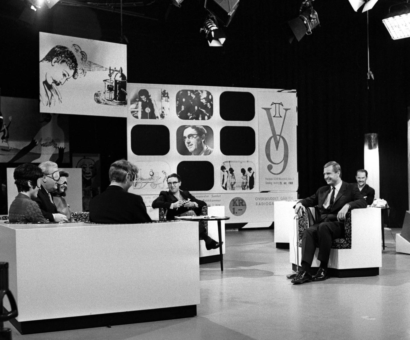 OSLO Oktober 1969 NRK har full klaff med sitt siste lørdags-show "TV9", en slags fjernsyns-bingo der seerne kunne kjøpe bingo-kuponger og vinne TV-apparater. Inntekten gikk til Radiogavefondet. 
Her skal et maskert panel, bestående av bl.a. Willie Hoel og Anne Cath. Vestly gjette på en hemmelig person, i dette tilfellet Erik Tandberg. Programleder Ragnar Baartvedt midt i bildet med Bingo-brettet i bakgrunnen. Erik Diesen th i bildet. 
Foto: Aaserud / Aktuell / Scanpix