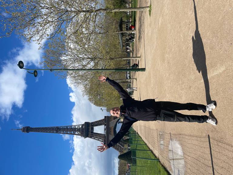 Oliver Bergset foran Eiffeltårnet i Paris.