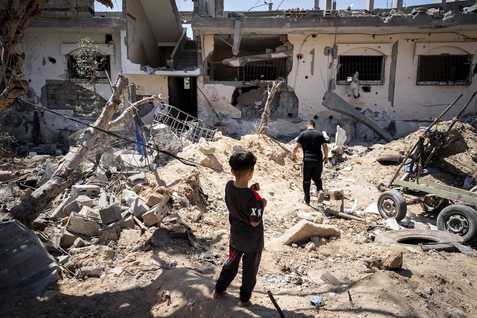 Gazastripen må ryddes etter den elleve dager lange krigen mellom Hamas og Israel, sier Norsk Folkehjelp. Her står palestinere blant ødeleggelser i Beit Hanoun på Gazastripen.