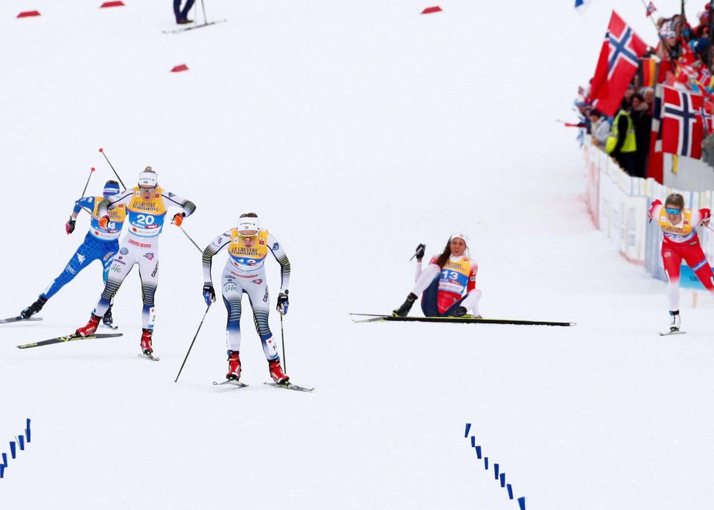 Kristine Stavås Skistad ligger fortvilet på oppløpet i semifinalen der hennes VM-debut stoppet.