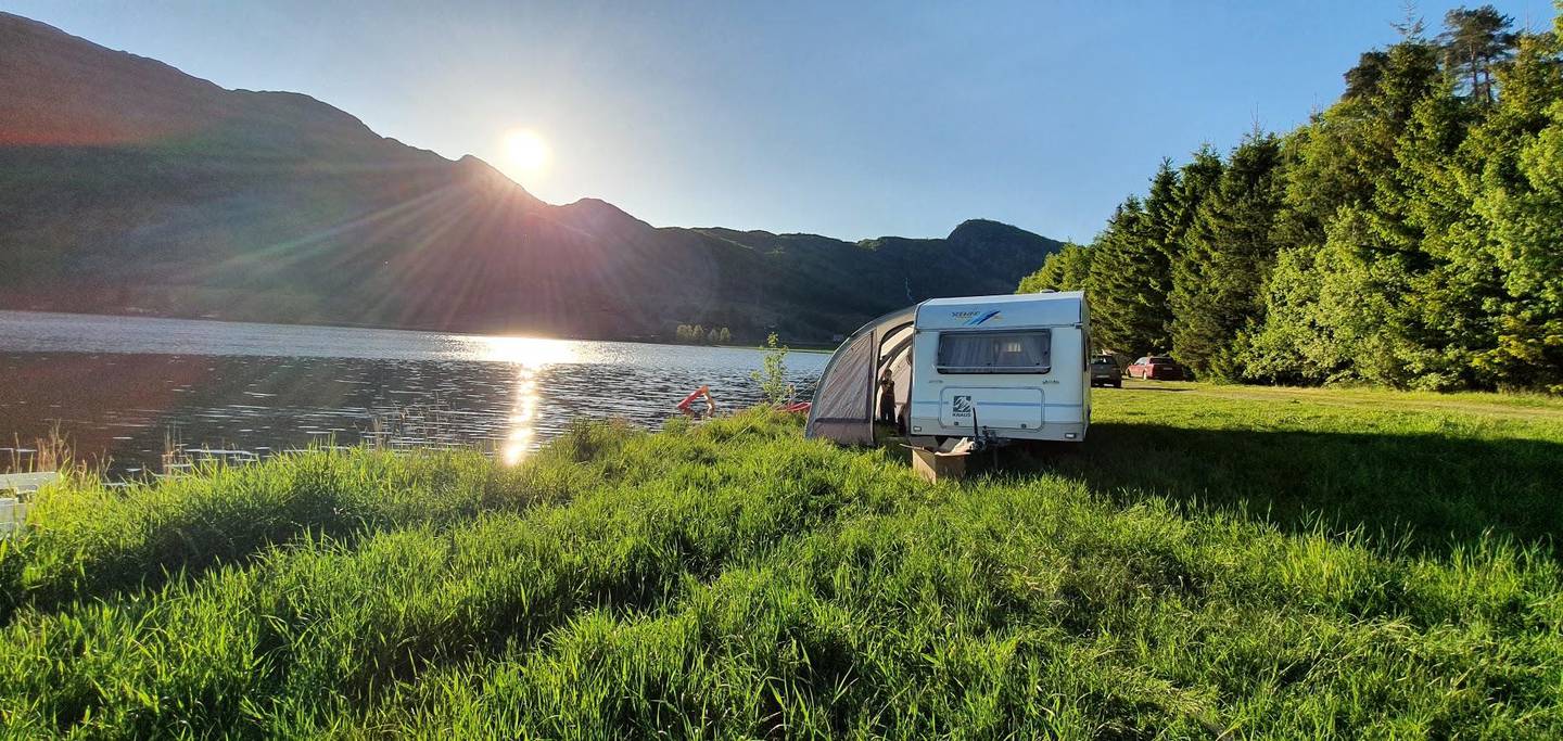 Familien Hodne gikk til innkjøp av en campingvogn som de kunne feriere i denne sommeren.