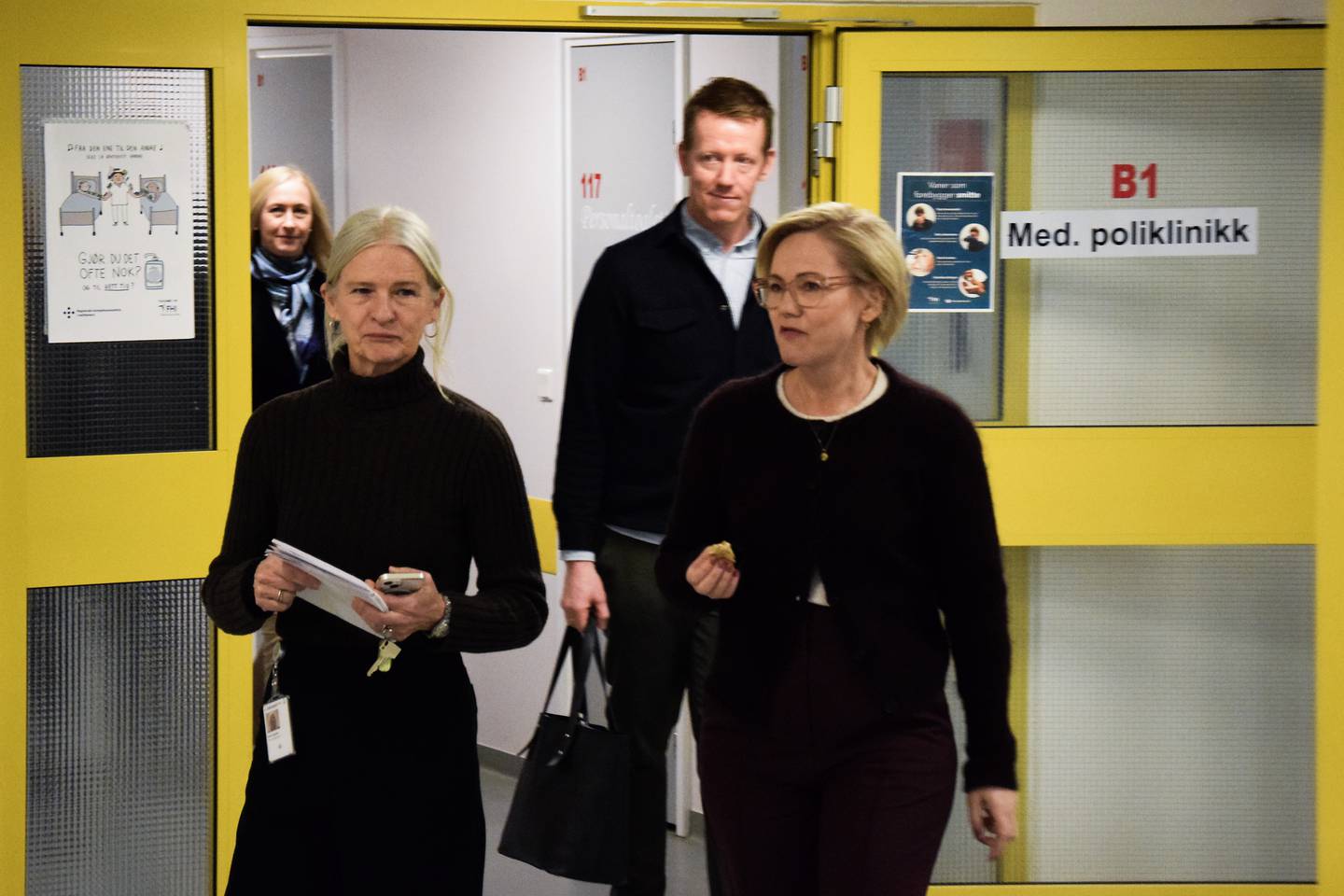 Helseminister Ingvild Kjerkol snakket med både fagfolk og lokale innbyggere da hun besøkte Gravdal sykehus i Vestvågøy kommune i Lofoten. Foto: Gustav Fauskanger Pedersen / Avisa Lofoten / NTB