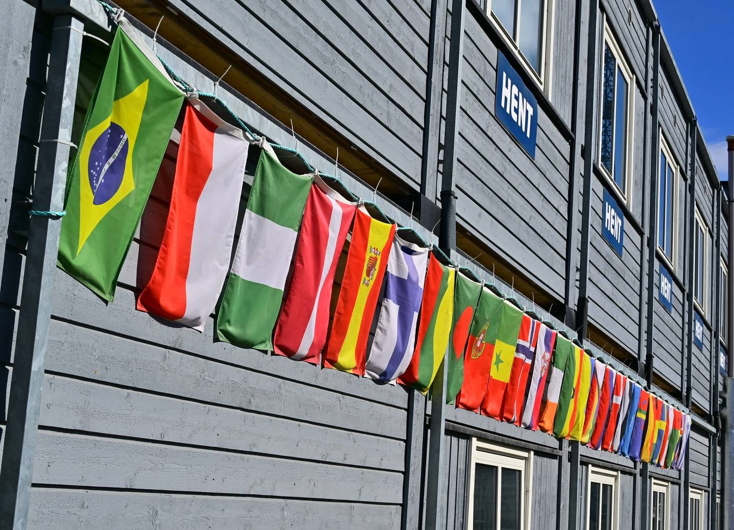 Livsvitenskapsbygget, som er under oppføring i Oslo, er en av byggeplassene med arbeidere fra mange land. Det har de markert med å henge opp flaggene til 28 hjemland på brakkeriggen.