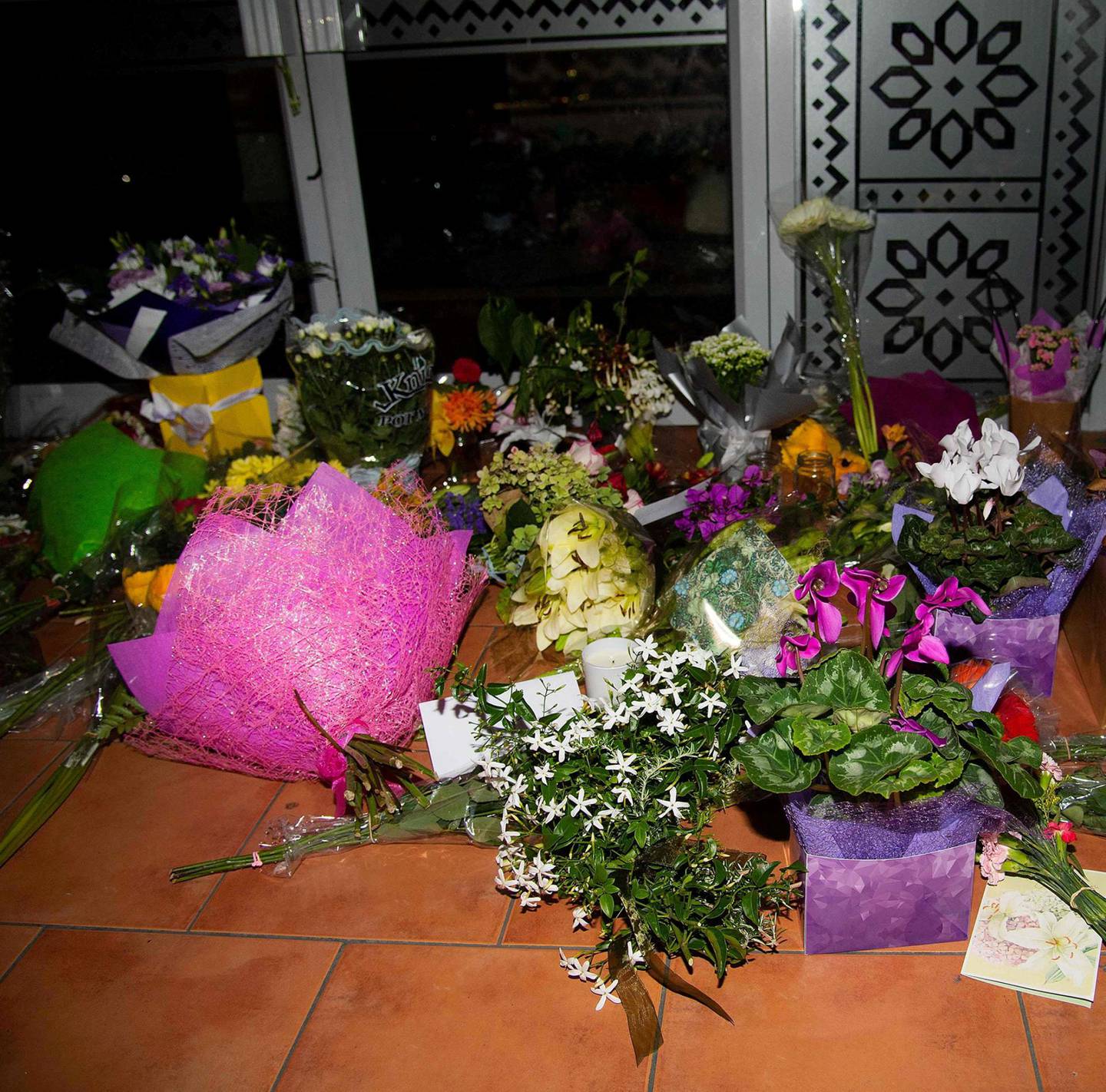 SØRGER: Blomster er lagt ut foran inngang til en moske i Wellington. FOTO: NTB SCANPIX