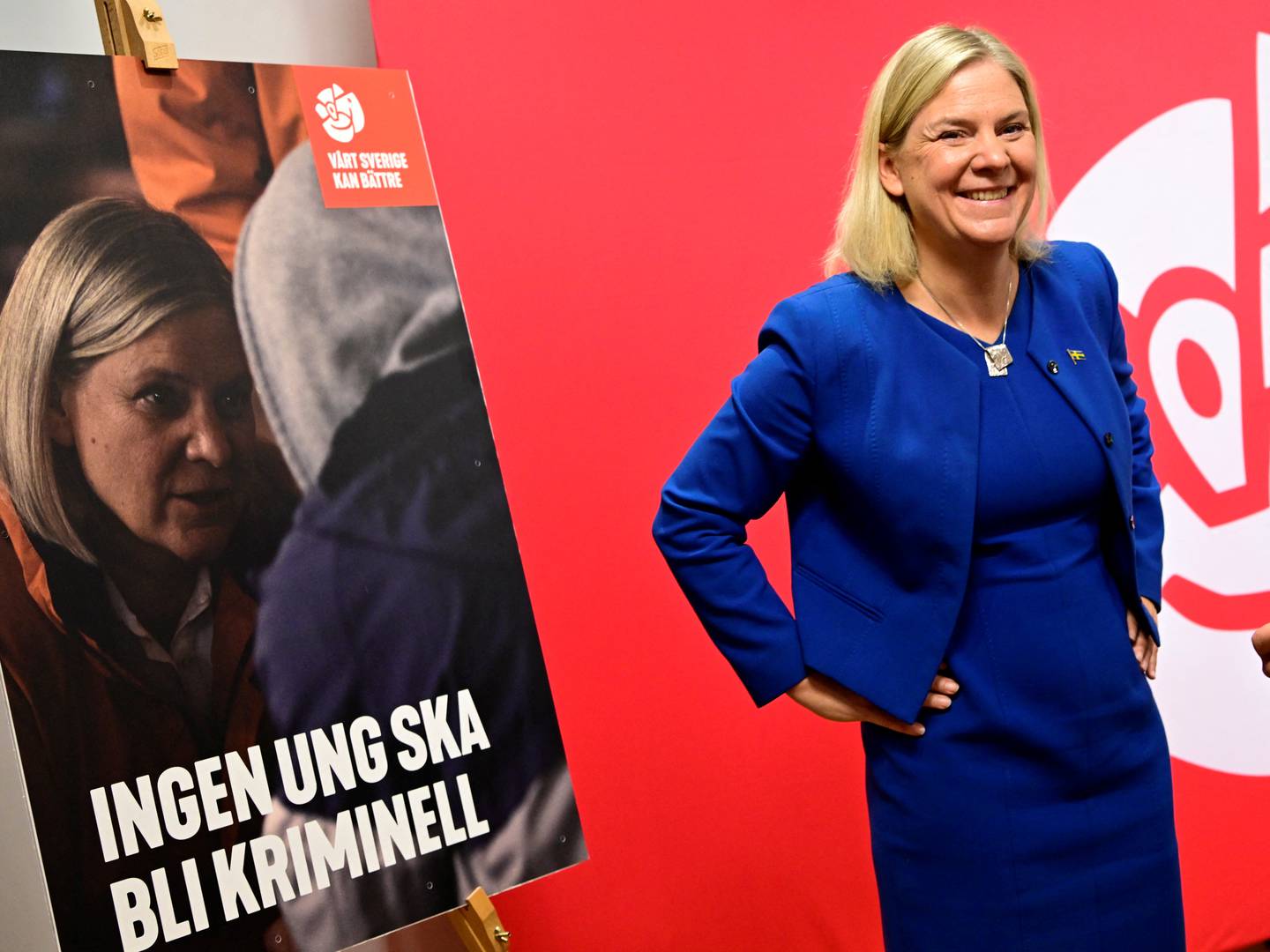 Magdalena Andersson poserer ved siden av en plakat på lanseringen av partiets nye valgprogram.