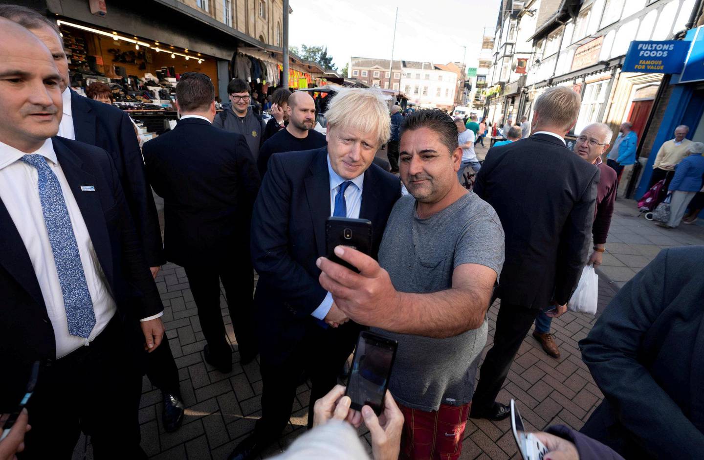 VALGKAMP: Boris Johnson har tjuvstartet valgkampen, her i Doncaster i Nord-England nylig. Ikke alle velgermøter har vært like gemyttlige. FOTO: NTB SCANPIX