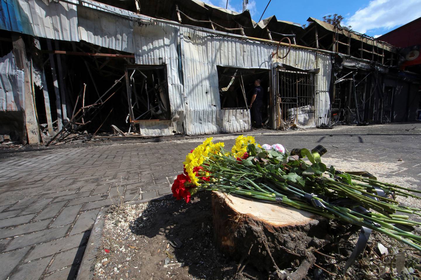 Innbyggere har lagt ned blomster etter angrepet på et marked denne uka. Minst 17 mennesker ble drept.