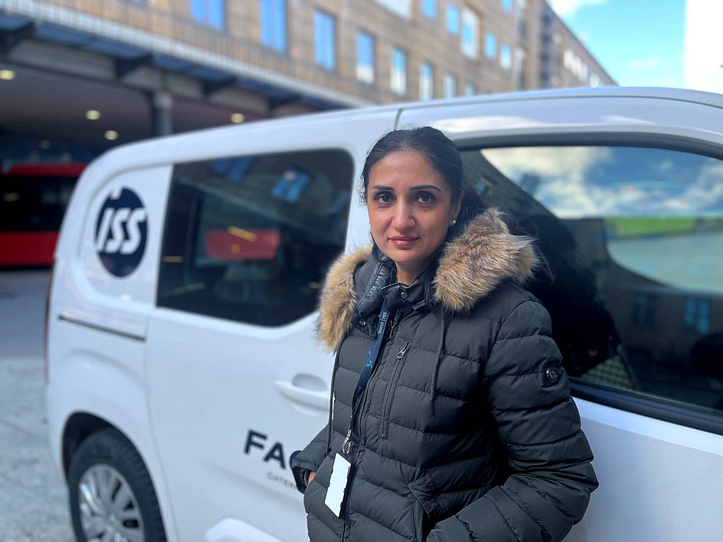 Neeta Bhardwaj har jobbet som renholder i ISS i 11 år. Hun mener det er på tide at jobben hun og kollegene gjør i samfunnet blir høyere verdsatt.