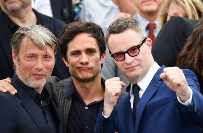 Tre musketerer i Cannes: skuespillerne Mads Mikkelsen (til venstre) og Gael Garcia Bernal, samt Nicolas Winding Refn, regissøren bak "Drive" og "Neon Demon".