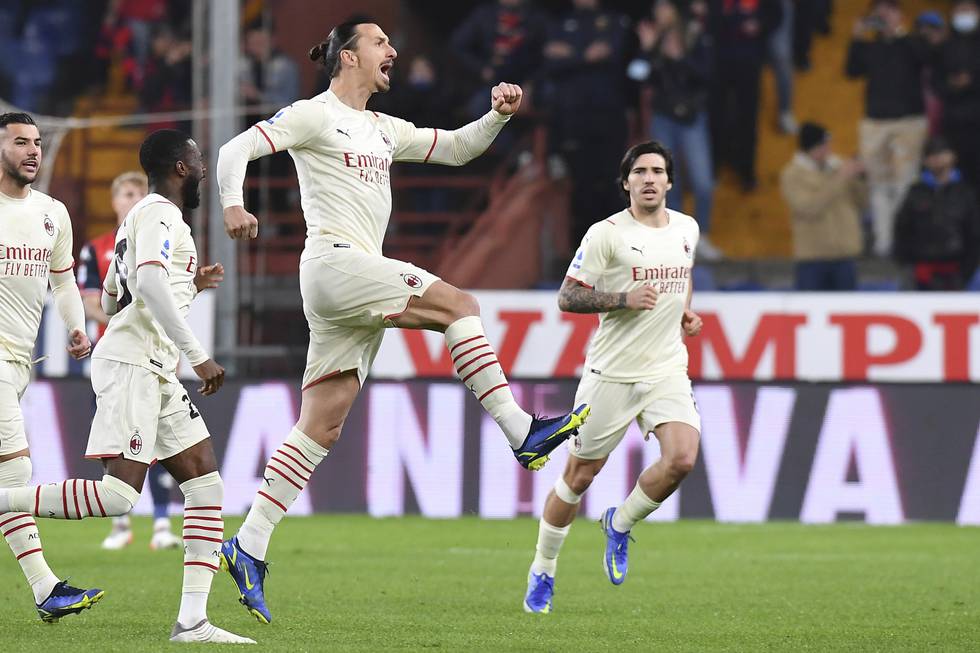 Zlatan Ibrahimovic jubler etter å ha gitt Milan ledelsen med et frispark i bortekampen mot Genoa. Foto: Tano Pecoraro, LaPresse via AP / NTB