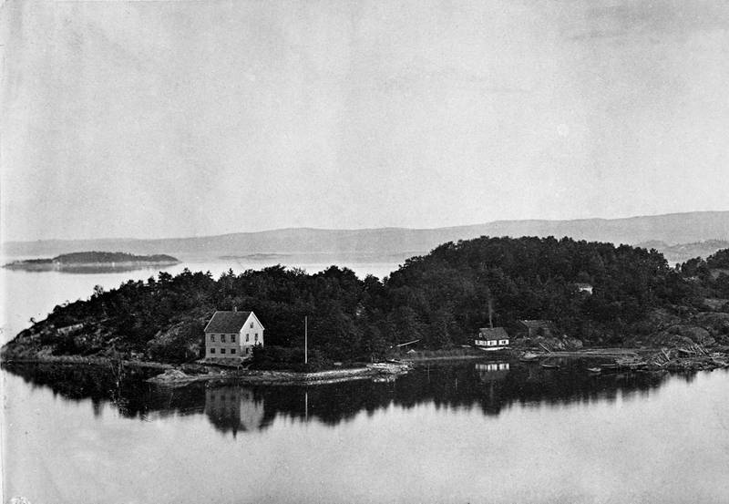 Sjursøya cirka 1870. Øya hadde bare en vei, langs sørsida og ut til pynten som ble kalt Nicolaysens odde.