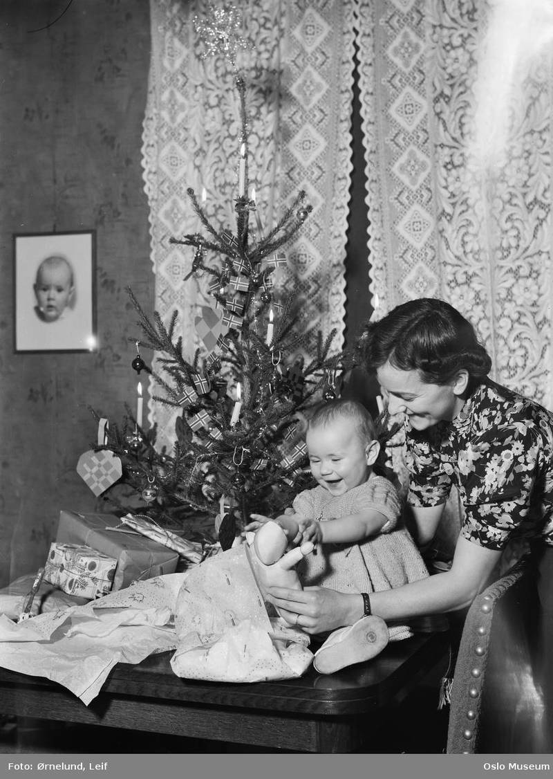 Mette og Ruth Ørnelund, julaften 1941.