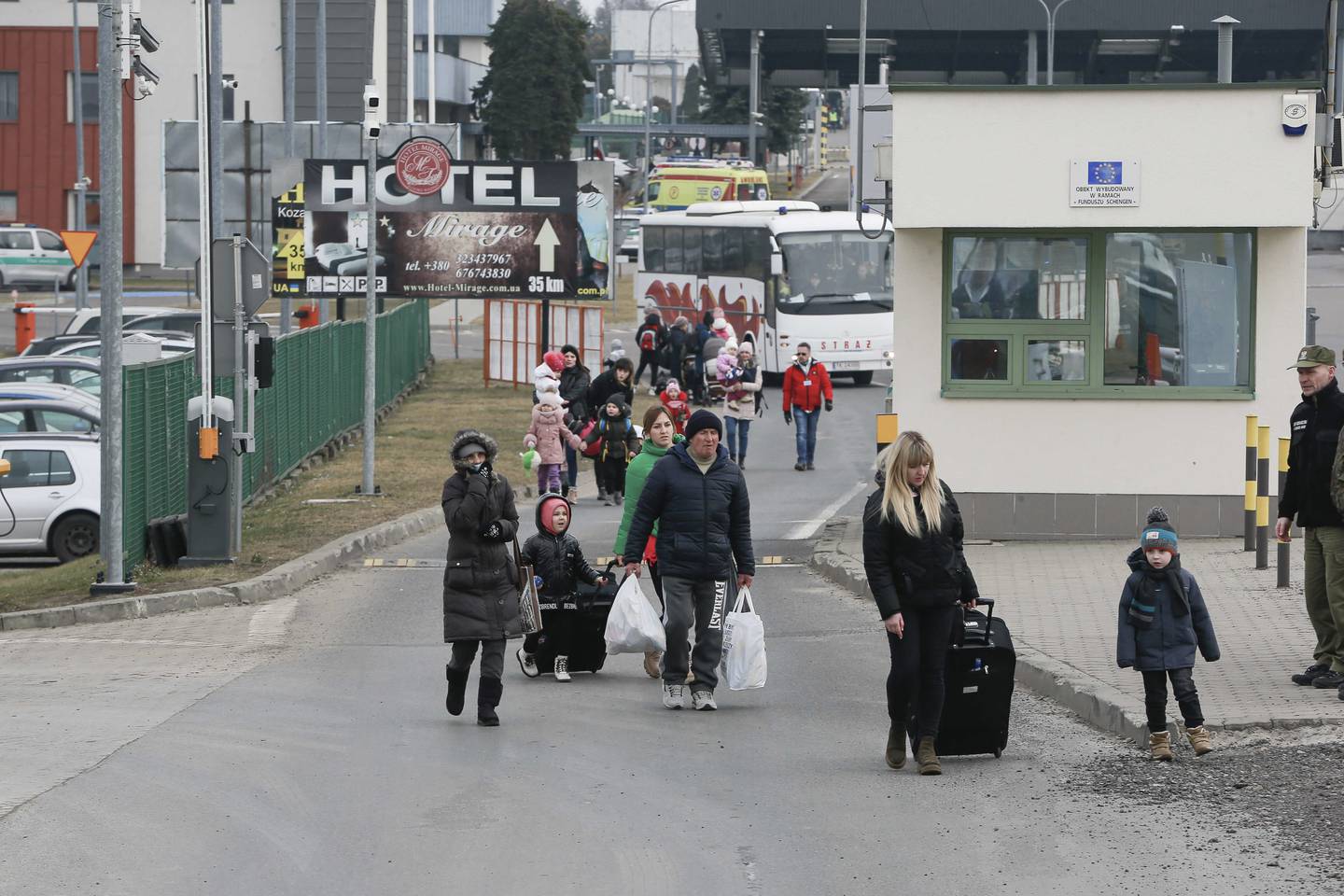 Mennesker krysser grenseovergangen Medyka fra Ukraina og inn i Polen torsdag.