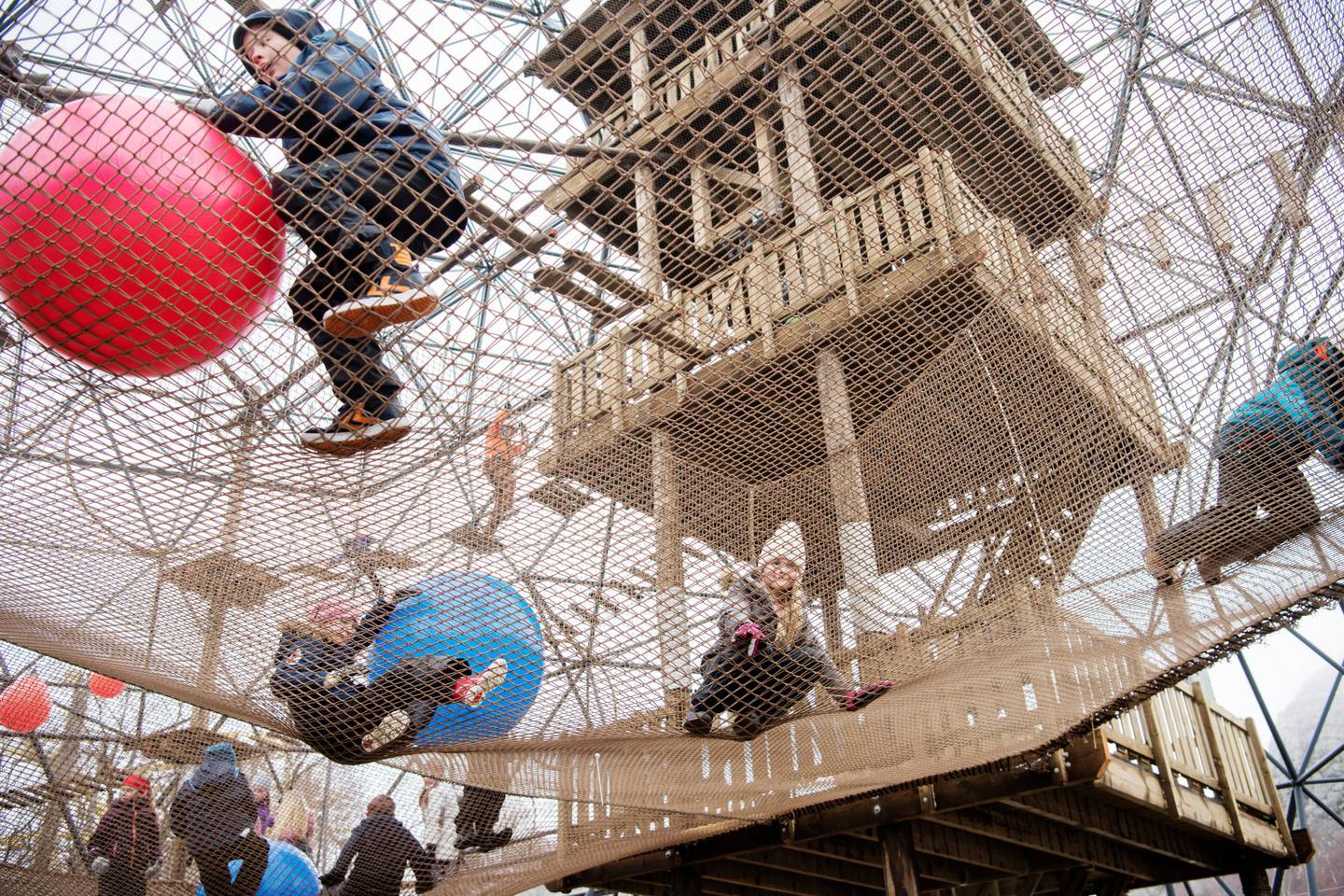 Kongeparken slår til med en stor, ny klatreavdeling i år, der ungene kan bevege seg høyt og lavt! FOTO: KONGEPARKEN