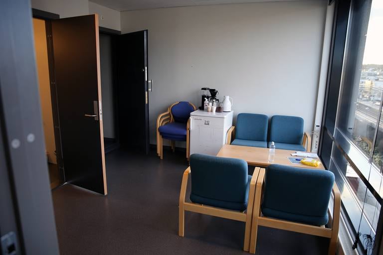 Dette rommet i Sandnes-lokalene til Sør-Rogaland tingrett er et område der politi og tiltalte sitte skjermet og kan komme til gjennom heis og uten kontakt med vitner, publikum eller ansatte.