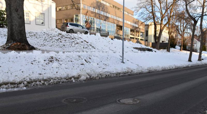 ÅSTEDET: Rett utenfor stadion i Molde ligger et kumlokk fra Oslo. Men                      hvordan har det havnet her? 	FOTO: STIAN LYSBERG SOLUM/NTB SCANPIX